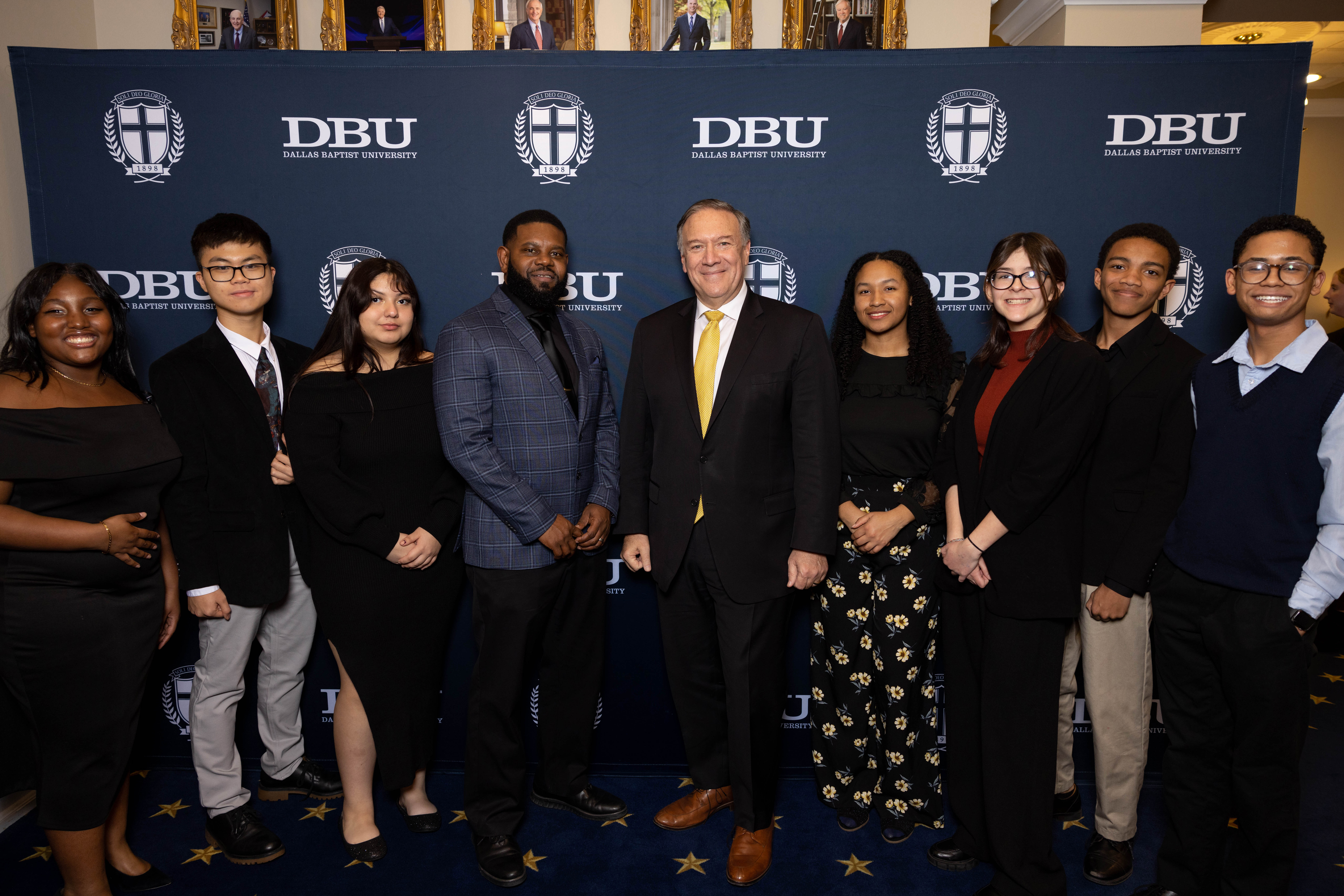 Mike Pompeo with students from ILTexas